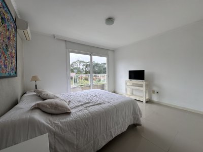 Vende apartamento en playa mansa de 1 dormitorio con parrillero, Punta del Este  - NDM24651A