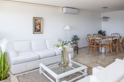 Vende apartamento con balcon y 3 dormitorios en Península Punta del Este - NDM24175A