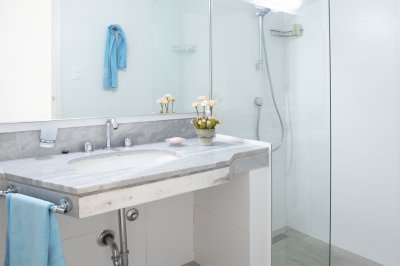 Vende apartamento con balcon y 3 dormitorios en Península Punta del Este - NDM24175A