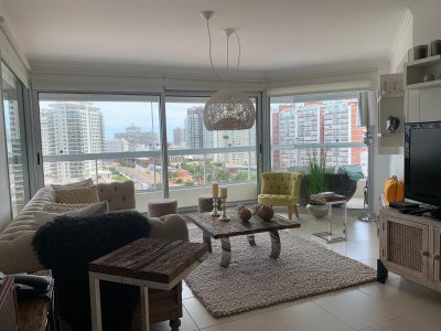 Se vende apartamento de 3 dormitorios más dependencia completa en Punta del Este. Terraza con parrillero propio.  - NDM8180A