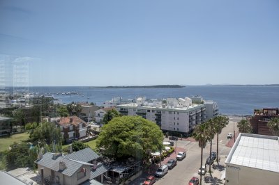 Vende apartamento con balcon y 3 dormitorios en Península Punta del Este - NDM24175A