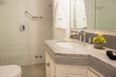 Vende apartamento con balcon y 3 dormitorios en Península Punta del Este - NDM24175A