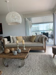 Se vende apartamento de 3 dormitorios más dependencia completa en Punta del Este. Terraza con parrillero propio.  - NDM8180A