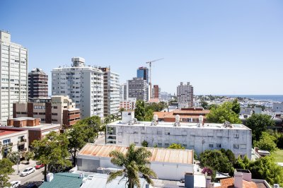 Vende apartamento con balcon y 3 dormitorios en Península Punta del Este - NDM24175A