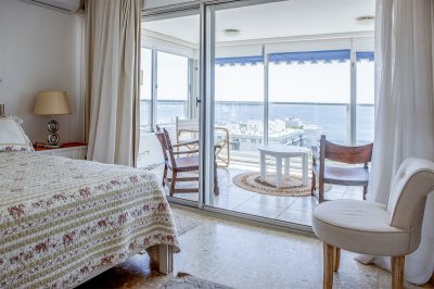 Vende apartamento con balcon y 3 dormitorios en Península Punta del Este - NDM24175A