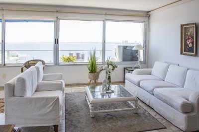 Vende apartamento con balcon y 3 dormitorios en Península Punta del Este - NDM24175A