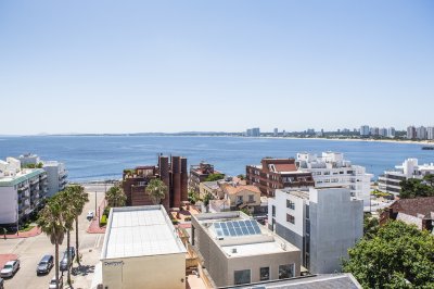 Vende apartamento con balcon y 3 dormitorios en Península Punta del Este - NDM24175A