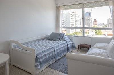 Vende apartamento con balcon y 3 dormitorios en Península Punta del Este - NDM24175A