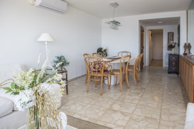 Vende apartamento con balcon y 3 dormitorios en Península Punta del Este - NDM24175A