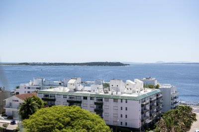 Vende apartamento con balcon y 3 dormitorios en Península Punta del Este - NDM24175A