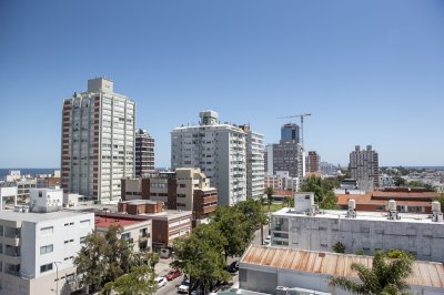 Vende apartamento con balcon y 3 dormitorios en Península Punta del Este - NDM24175A