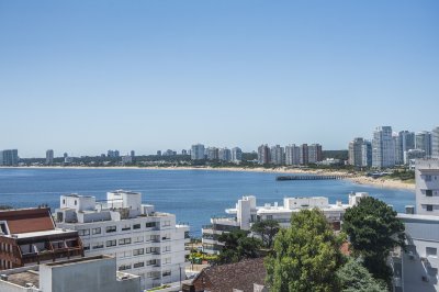 Vende apartamento con balcon y 3 dormitorios en Península Punta del Este - NDM24175A