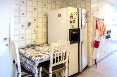 Vende apartamento con balcon y 3 dormitorios en Península Punta del Este - NDM24175A