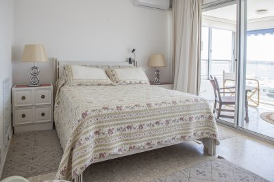 Vende apartamento con balcon y 3 dormitorios en Península Punta del Este - NDM24175A