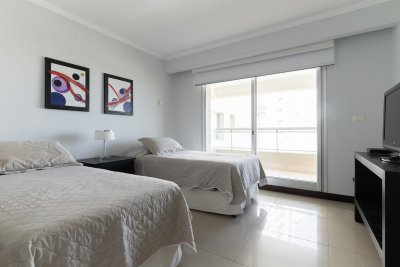 Alquila departamento de 3 dormitorios en suite en Brava- Punta del Este - NDM20201A