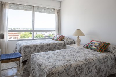 Vende apartamento con balcon y 3 dormitorios en Península Punta del Este - NDM24175A