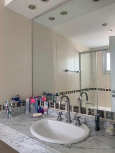 Se vende apartamento de 3 dormitorios más dependencia completa en Punta del Este. Terraza con parrillero propio.  - NDM8180A