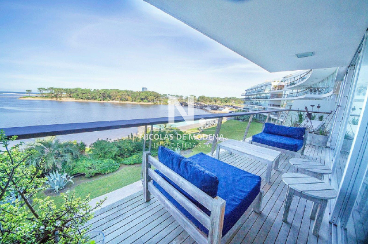 Vende Exclusivo apartamento de 4 dormitorios frente al mar en La Barra a solo  metros del mar - NDM26601A