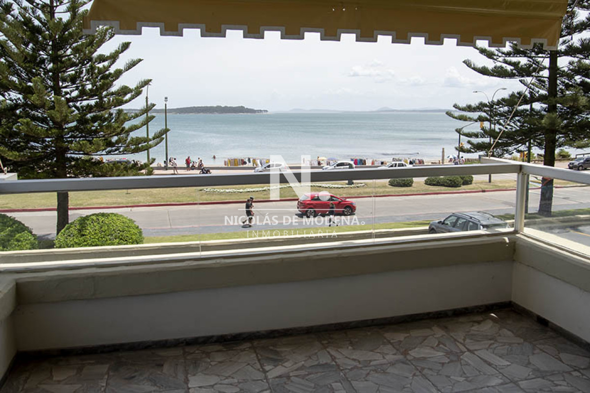 Departamento en primera línea de playa Mansa, con hermosa vista. - NDM2027A