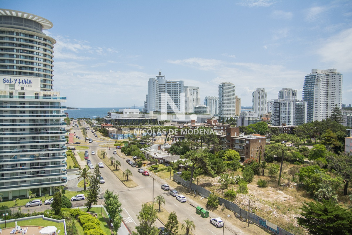 Vende apartamento de 2 dormitorios y medio en Chiverta, Reciclado completo. Punta del Este  - NDM15168A