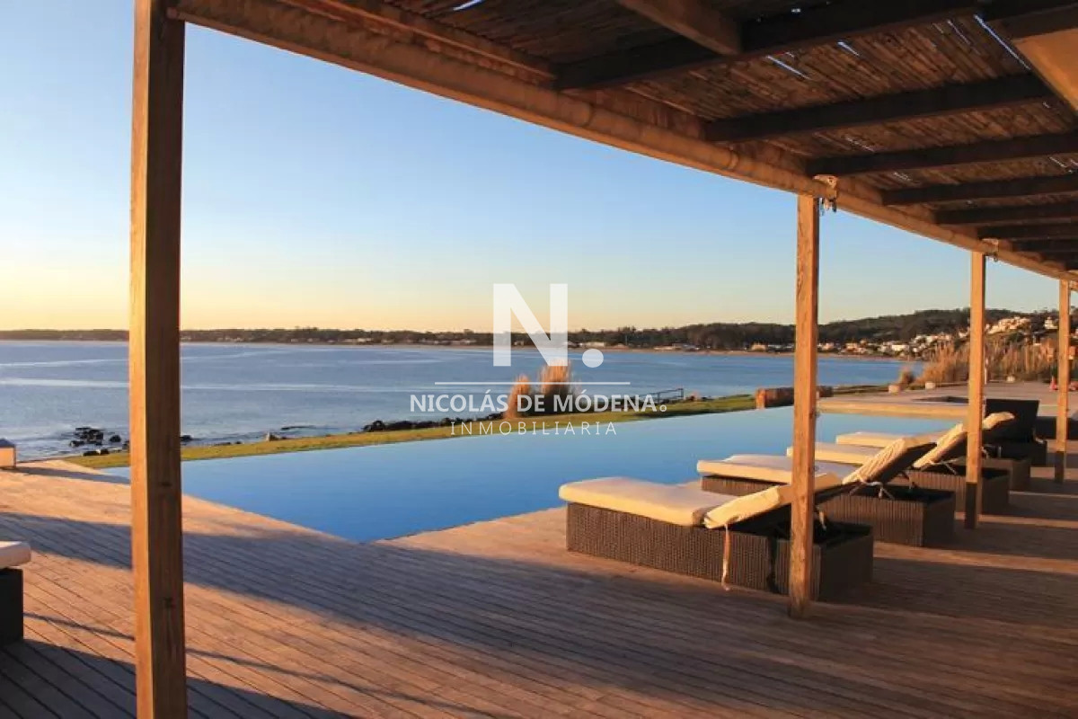 Venta de apartamento de 2 dormitorios en edifico Quartier Punta Del Este