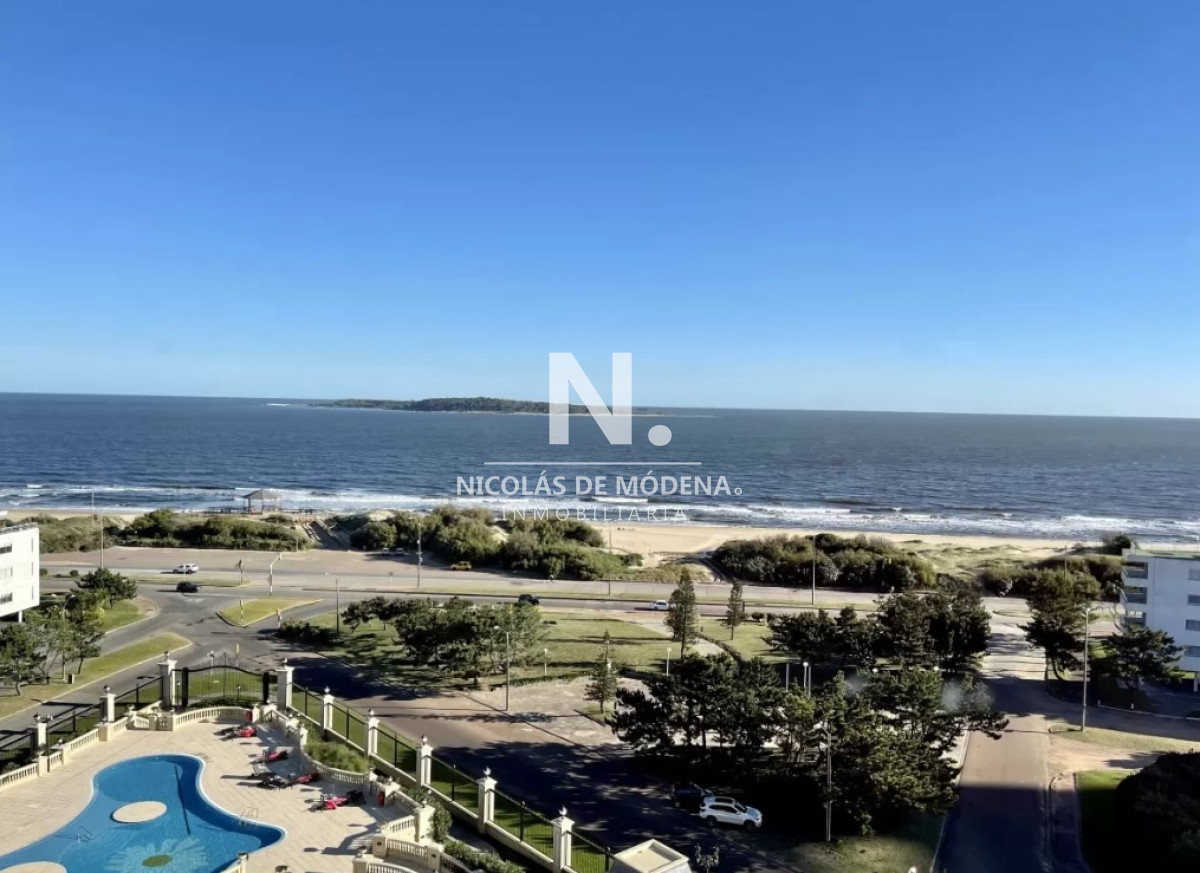 Depatyamento en venta en torre de categoría de Playa Mansa, Punta del Este - NDM12289A