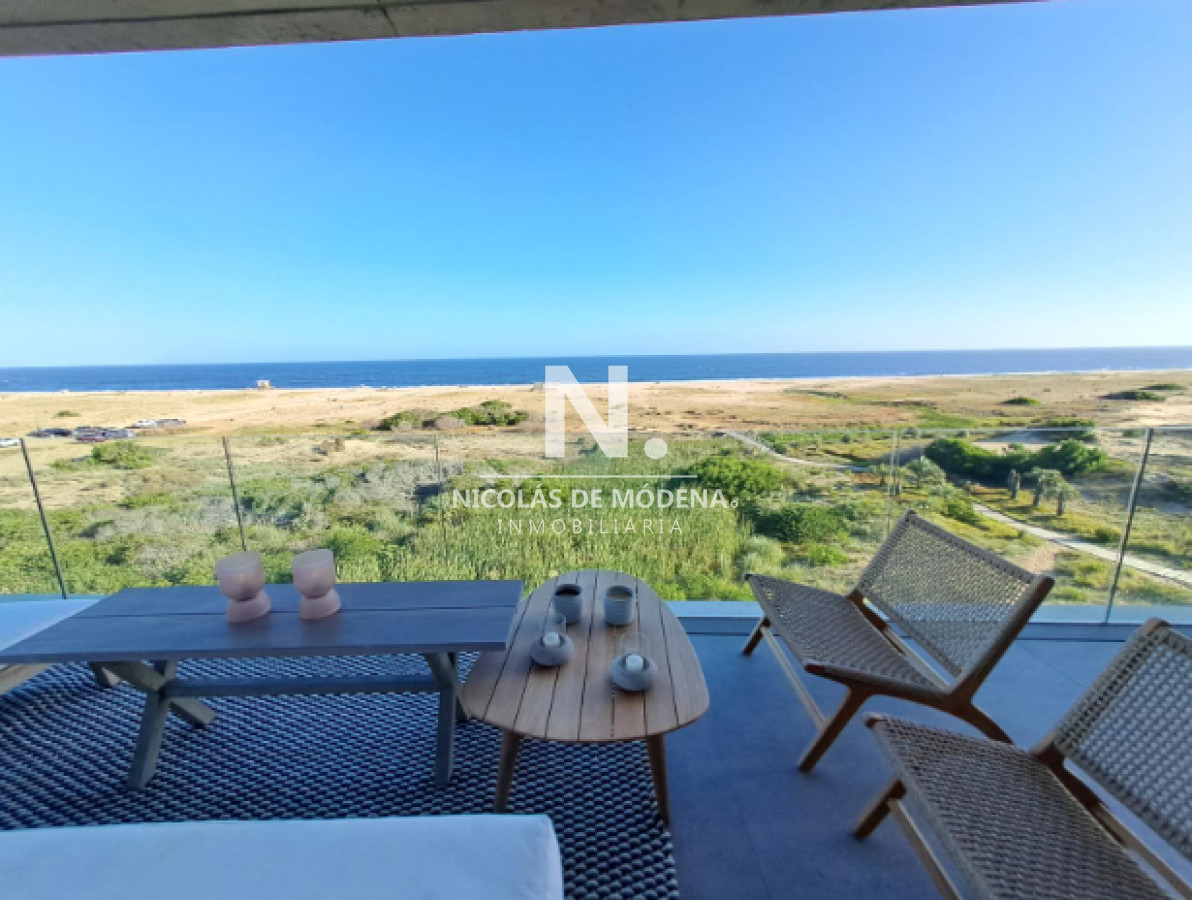 Vende apartamento con vista al mar, de 3 dormitorios en Punta del Este. - NDM19249A