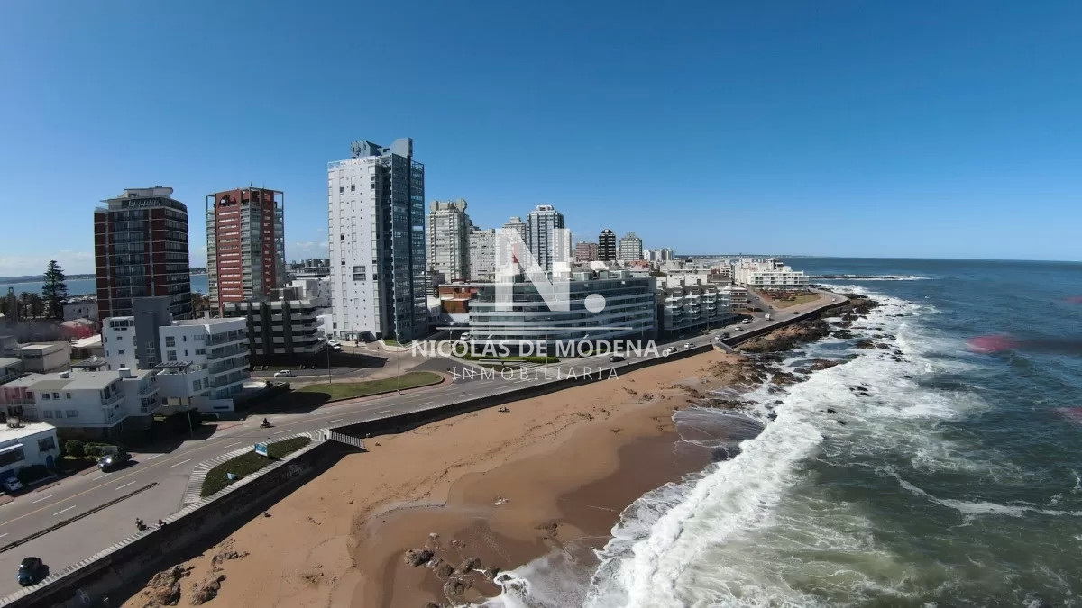 Vende impecable departamento, comodo e iluminado de 3 dormitorios en Peninsula.. - NDM17065A