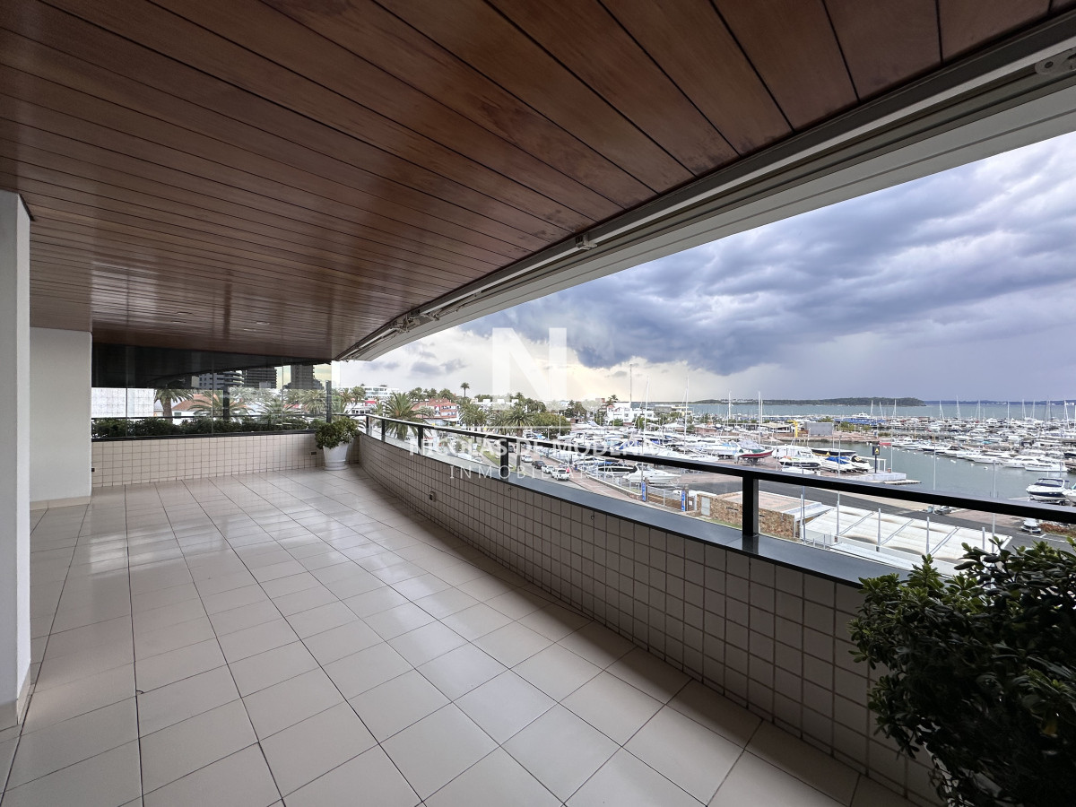 Departamento en Portofino con 2 garajes y hermosa vista al Puerto, Punta del Este - NDM24461A