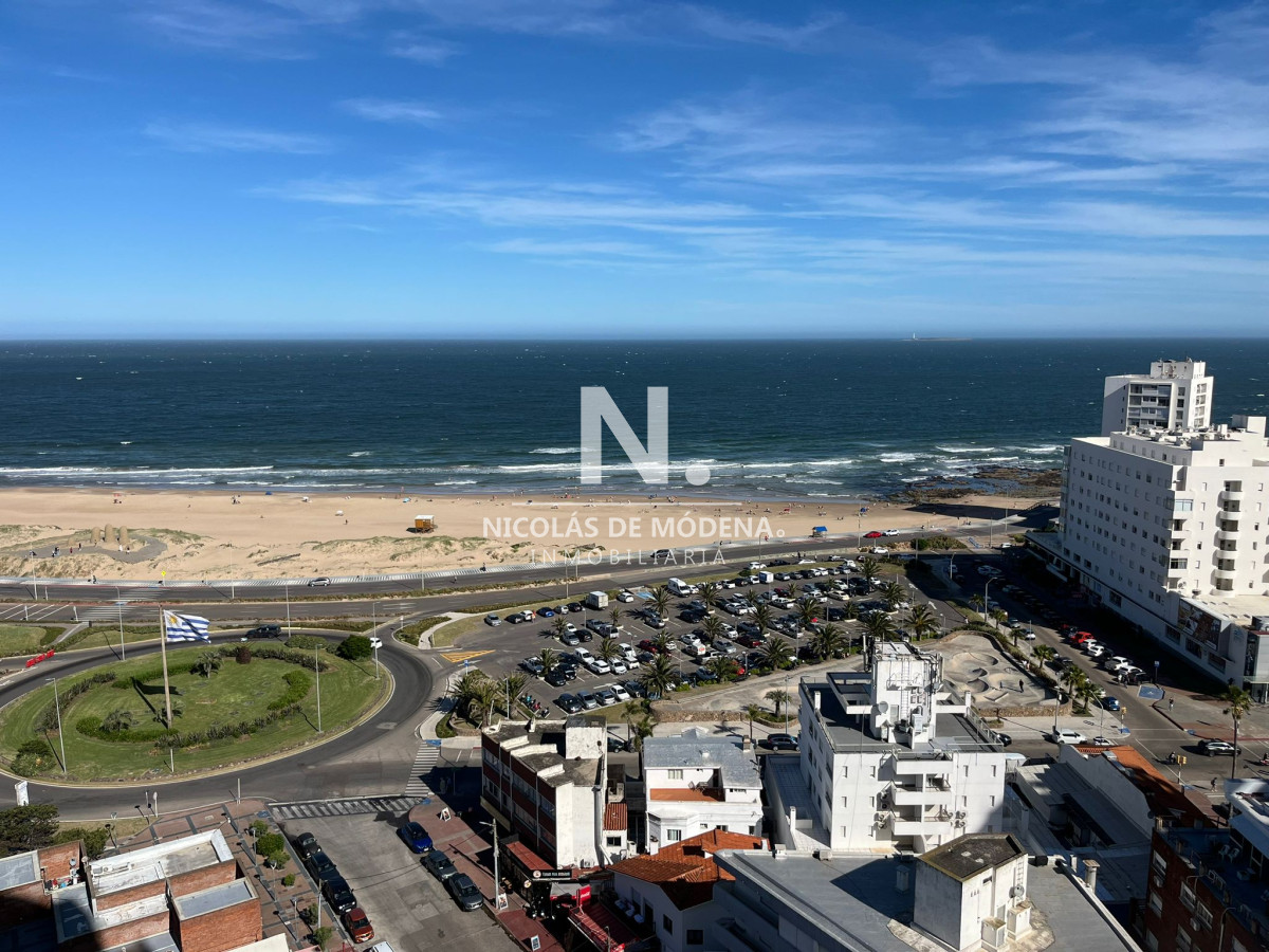 Apartamento en alquiler de 3 dormitorios en Primera Linea de Playa Mansa , Punta del este - NDM12474A