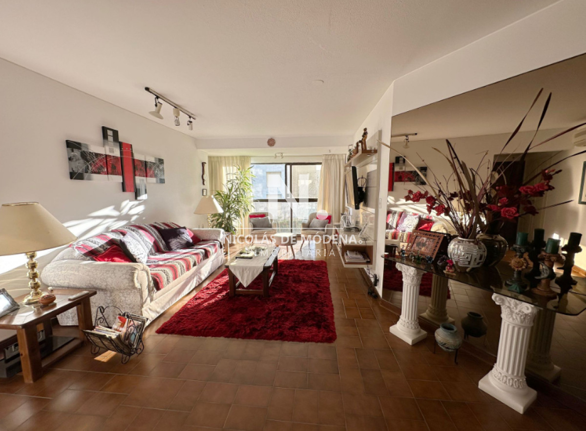 Vende Apartamento frente al mar en Brava, Punta del Este de 2 dormitorios. - NDM24404A