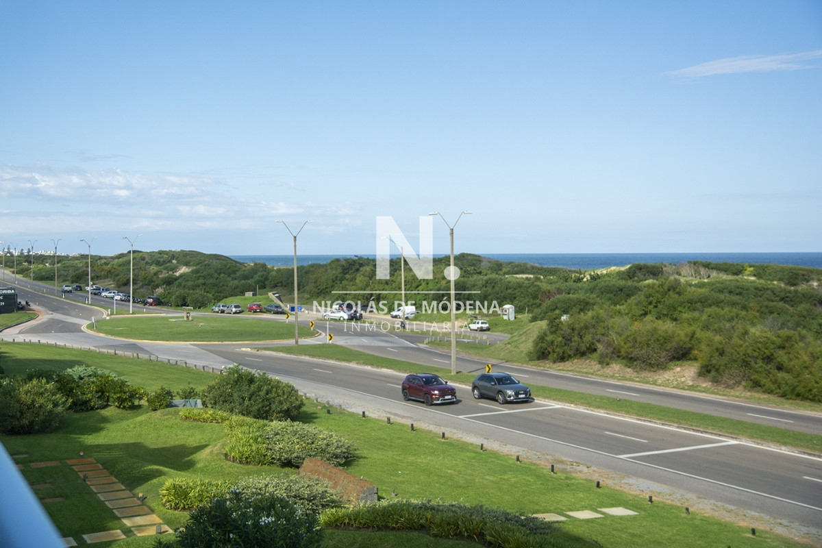En venta apartamento de 3 Dormitorios en Punta del Este, a metros del mar.