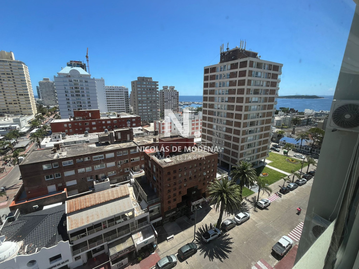 Departamento  en alquiler de 2 dormitorios  Peninsula, Punta del Este - NDM24776A
