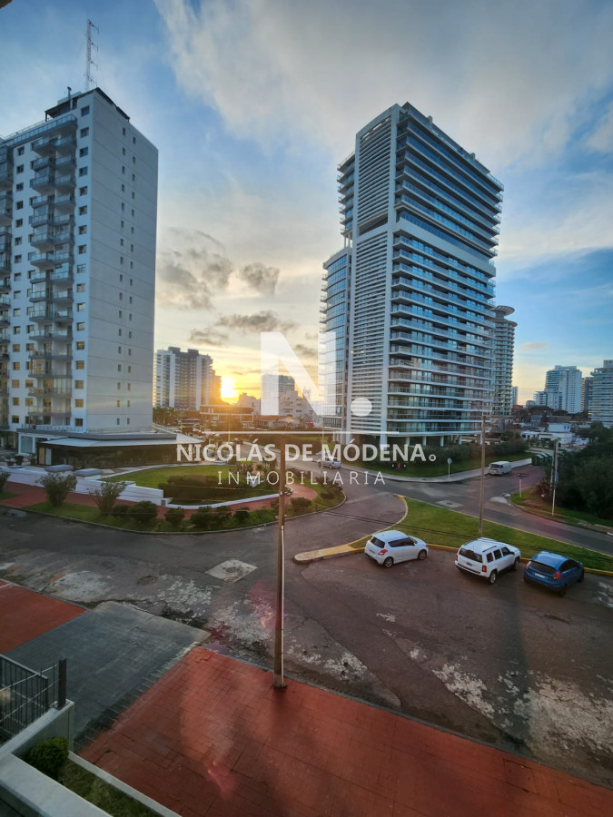 Departamento de 1 dormitorio en venta en complejo frente al mar , Playa Brava , Punta del este  - NDM18547A