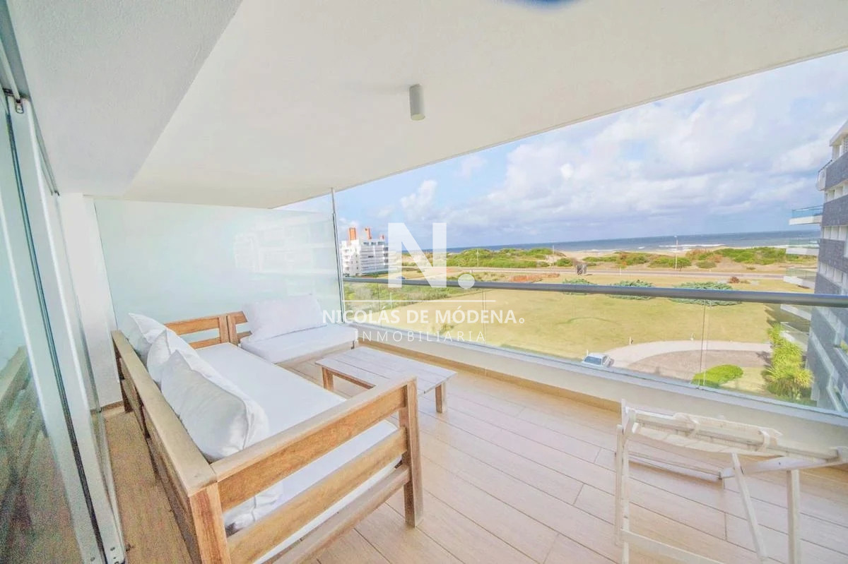 Departamento de 2 dormitorios y servicio en venta en primera línea Punta del Este