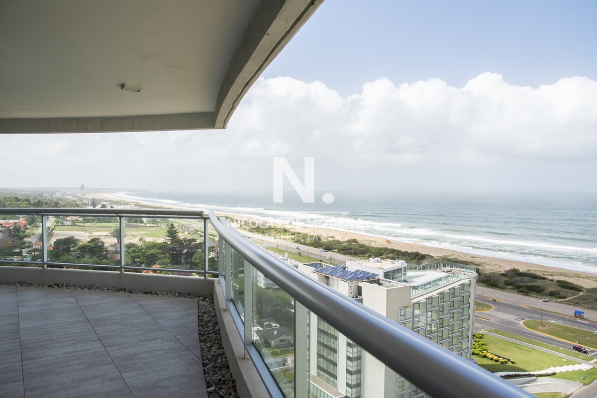 A pasos del mar! Departamento en venta, piso alto. Punta del Este - NDM2899A