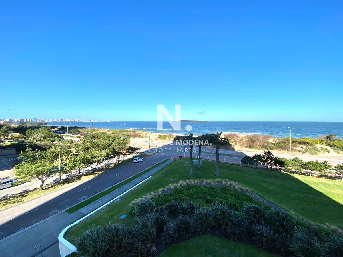 Hermoso Departamento en venta, en la zona de playa Mansa - NDM7233A