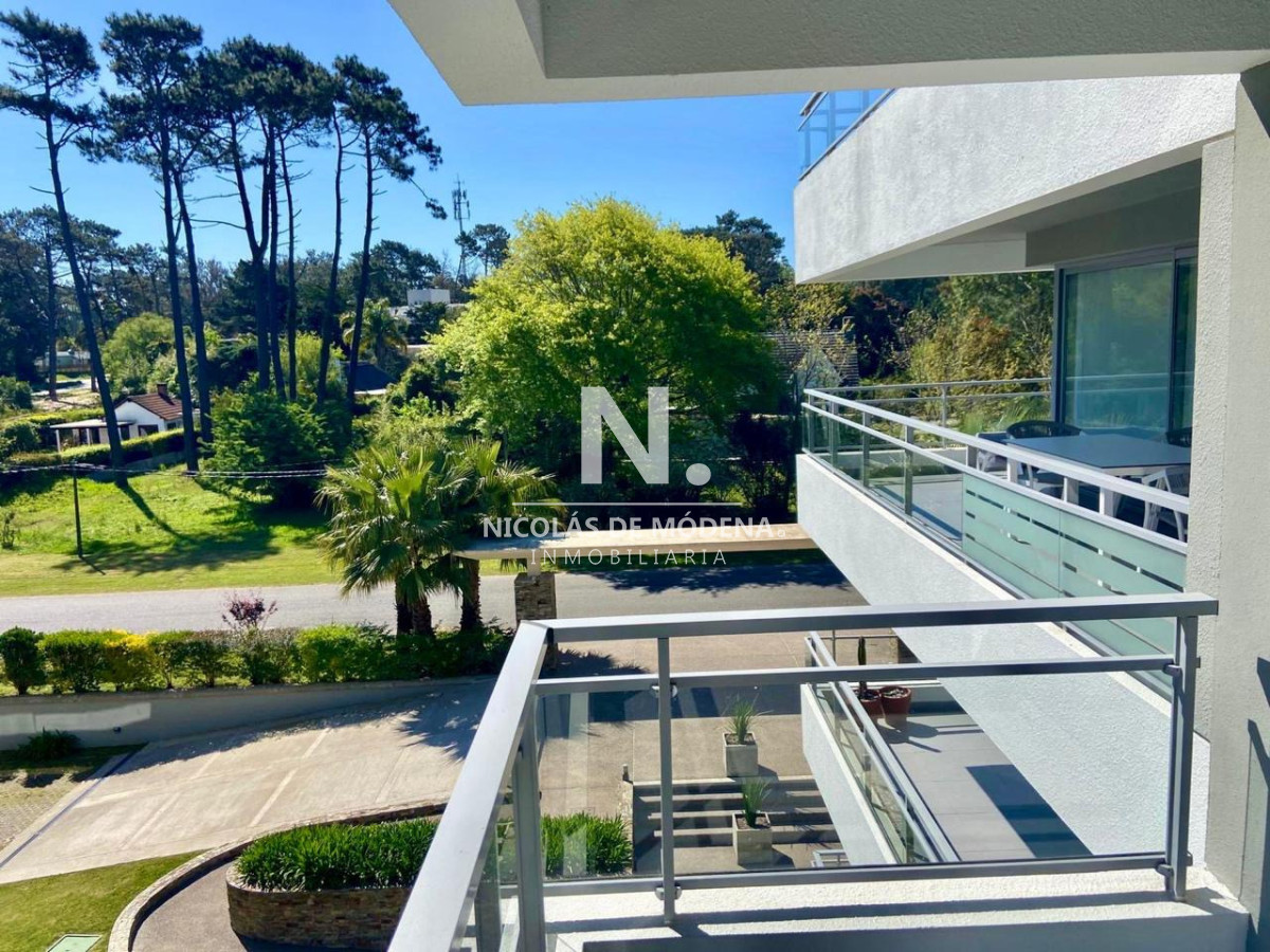 Vende Apartamento de 2 dormitorios con terraza con parrillero en Punta del Este,Brava. - NDM27690A