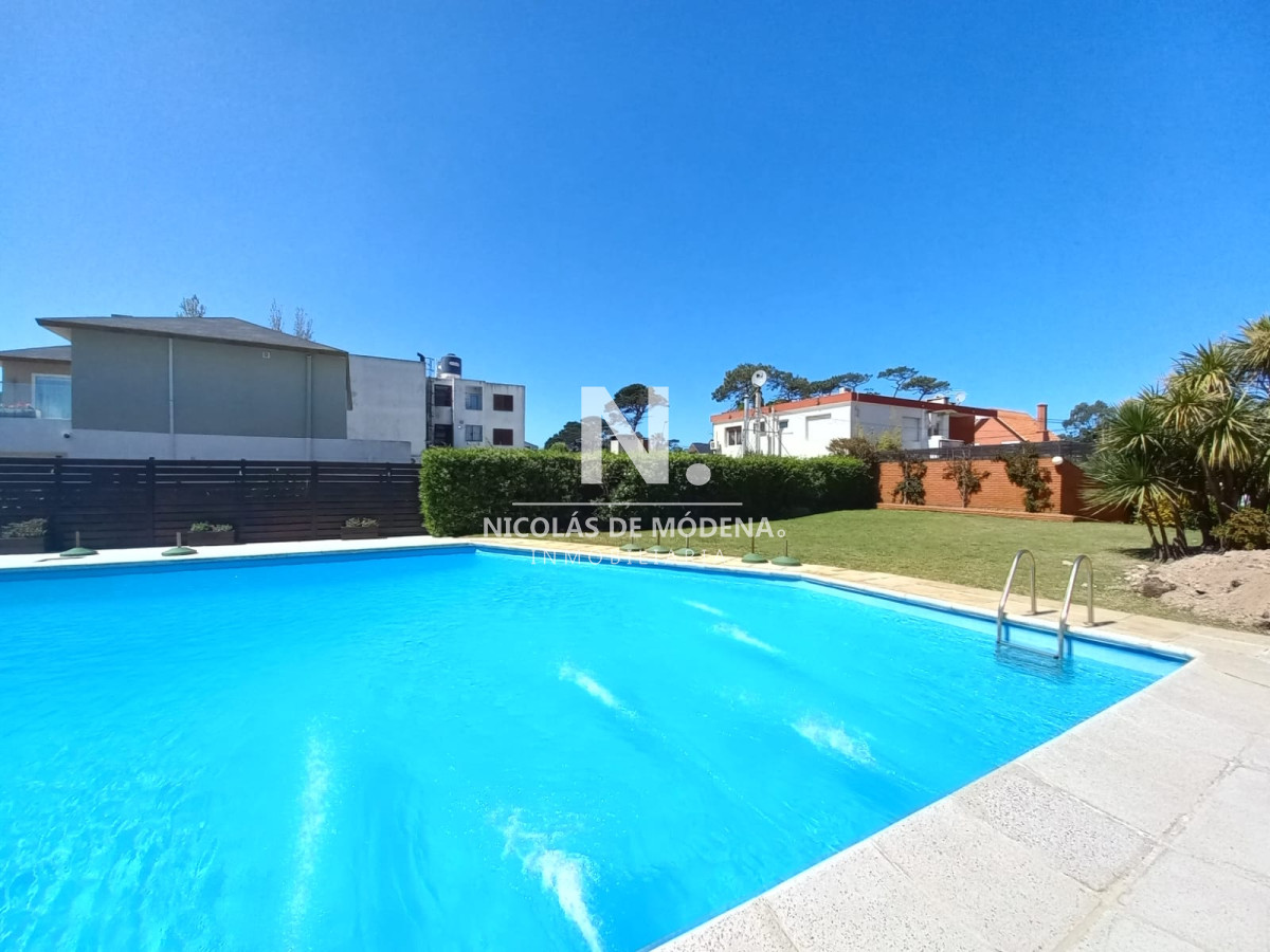 Apartamento en primera fila de Playa Mansa, con agradable vista al mar. 3 dormitorios en Punta del Este  - NDM13980A