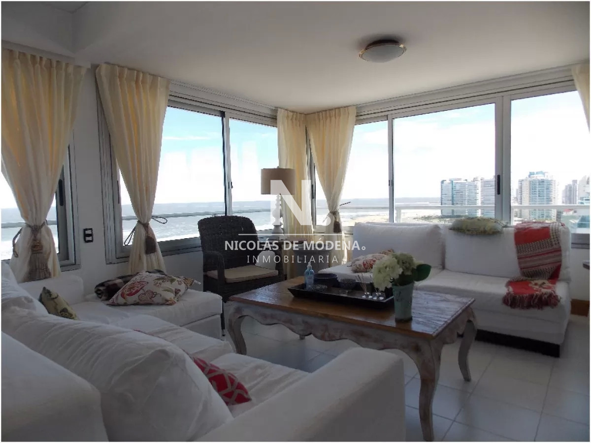 Departamento frente a Playa Brava de 3 dorm + dep. en venta.  Torre Tir¡buron