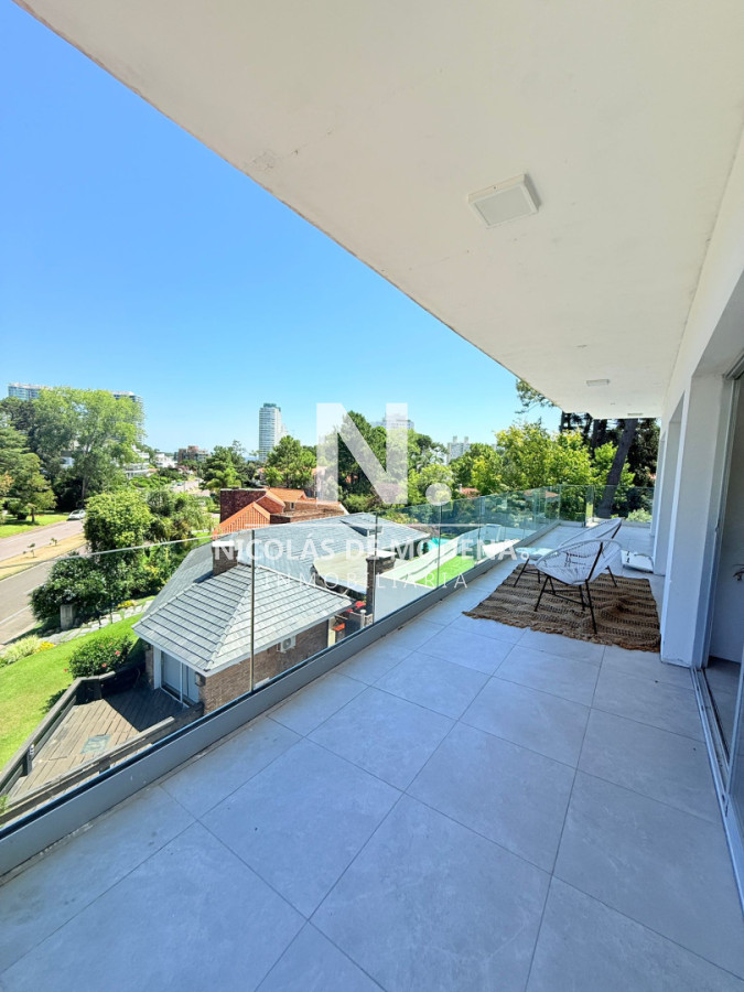 En venta apartamento de 2 dormitorios, con vista agradable a metros del mar en Punta del Este  - NDM28499A