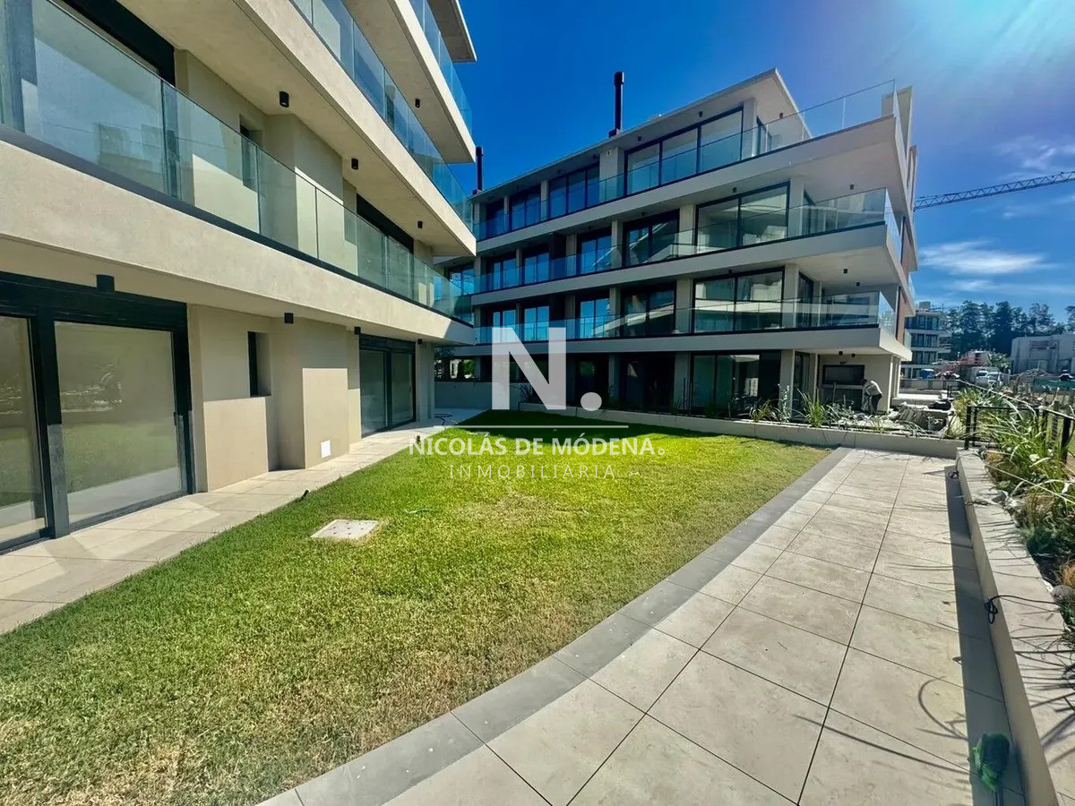 Venta Moderno Apartamento de 3 Dormitorios Con Parillero en Carrasco,Montevideo. - NDM29408A