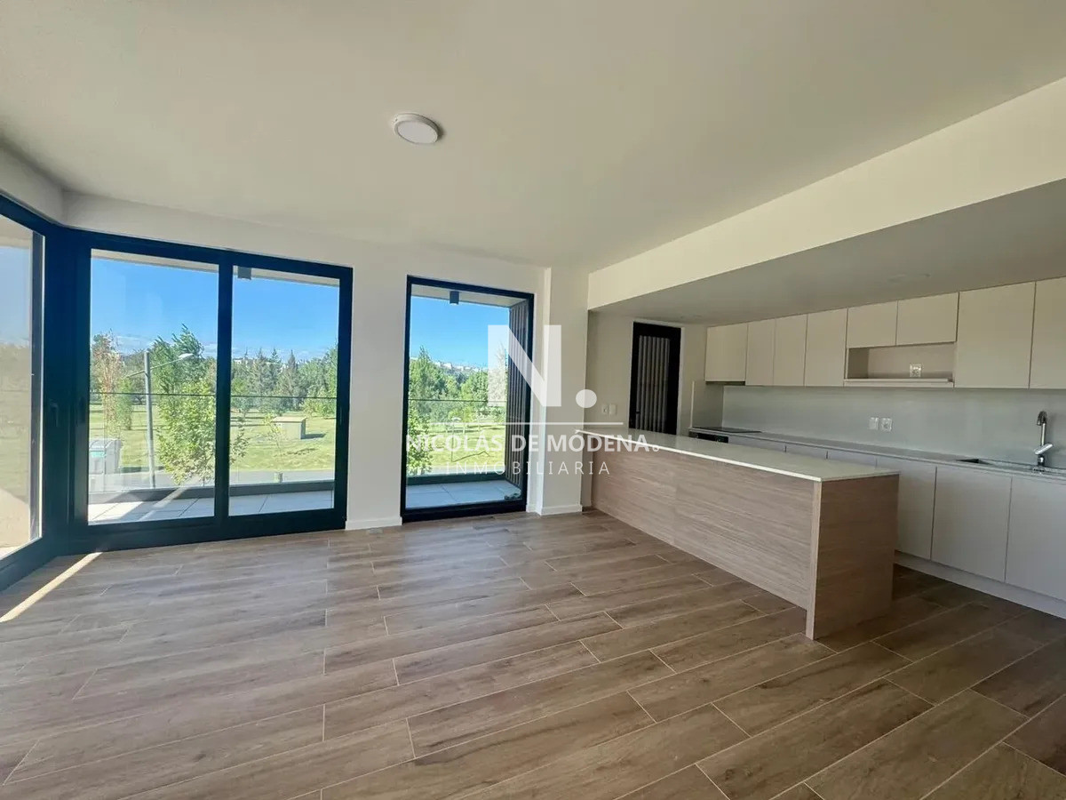 Venta Apartamento de 3 Dormitorios Con Piscina en Carrasco,Montevideo - NDM29410A