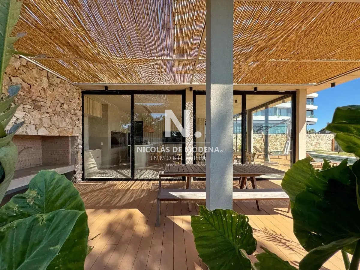 Venta Apartamento de 3 Dormitorios A Estrenar en Barra de Carrasco. - NDM29961A