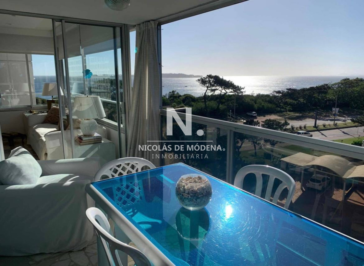 Vende apartamento de 2 dormitorios mas dependencia de servicio, en Mansa, frente al mar - NDM29566A