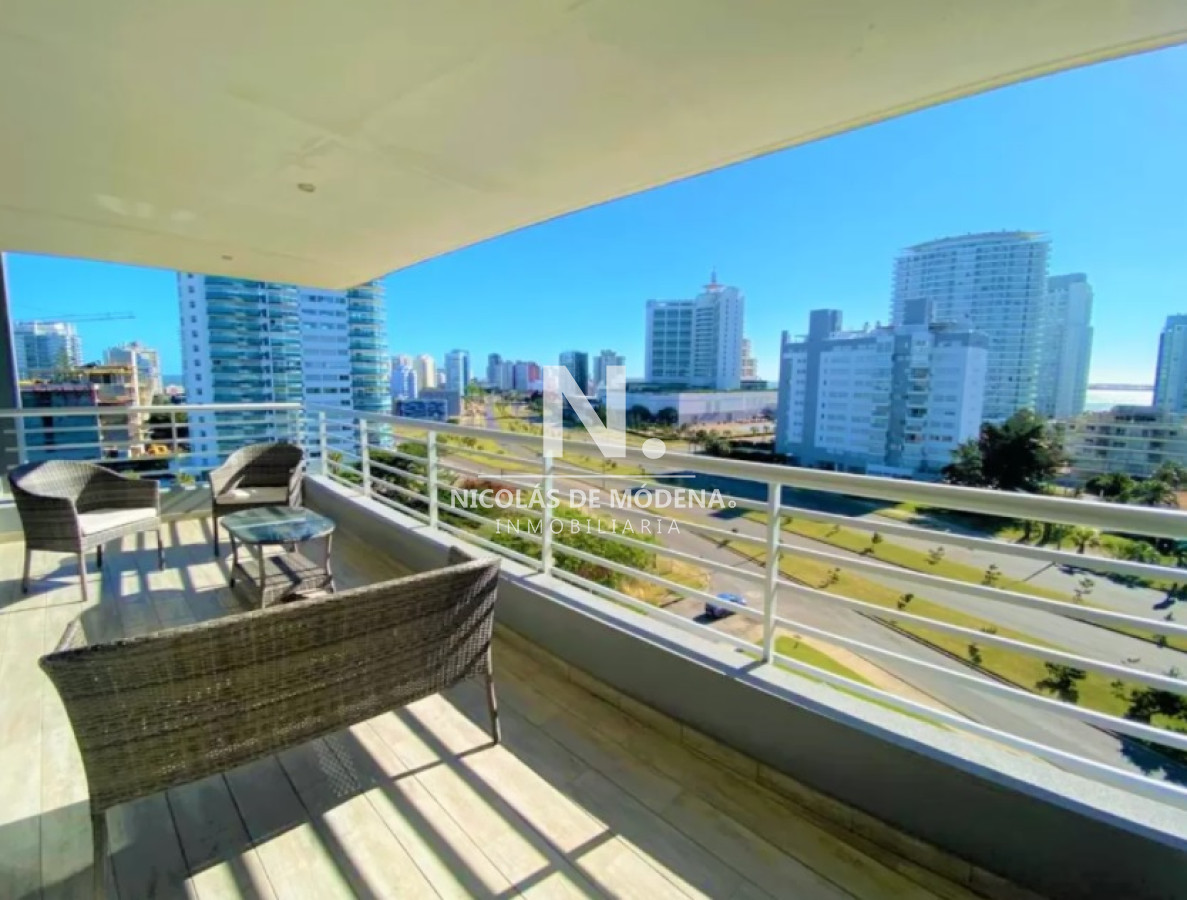 Alexander Boulevard, a pasos de Playa Mansa.  - NDM9254A