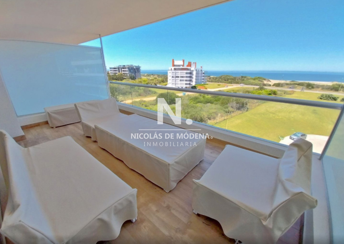 En venta exclusivo apartamento en Playa Brava, con vista al mar de 2 dormitorios.