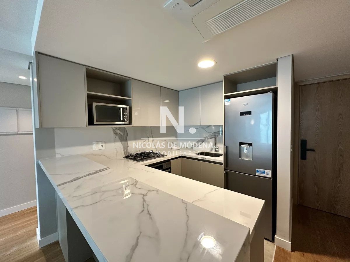 Venta Apartamento de 3 Dormitorio en El Corazon de Punta Carretas,Montevideo! - NDM22701A