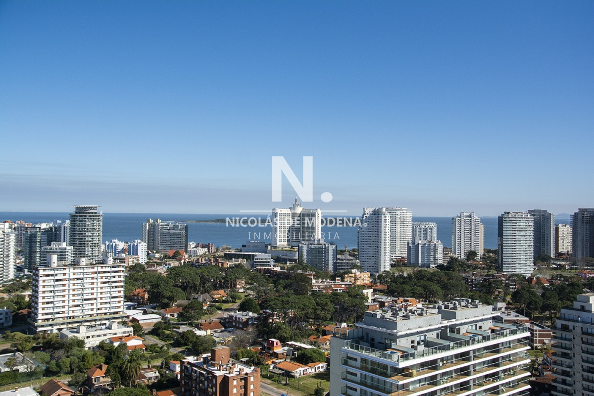 Vende apartamento en Piso Alto, Torre Icon, Aidy Grill, Punta del Este. Playa Brava  - NDM6033A