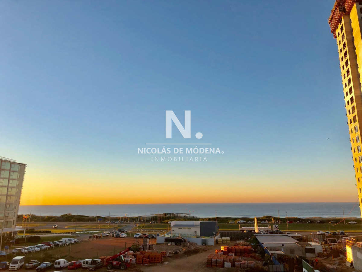 Apartamento de 3 dormitorios con parrillero en venta a pasos del mar.  - NDM18789A